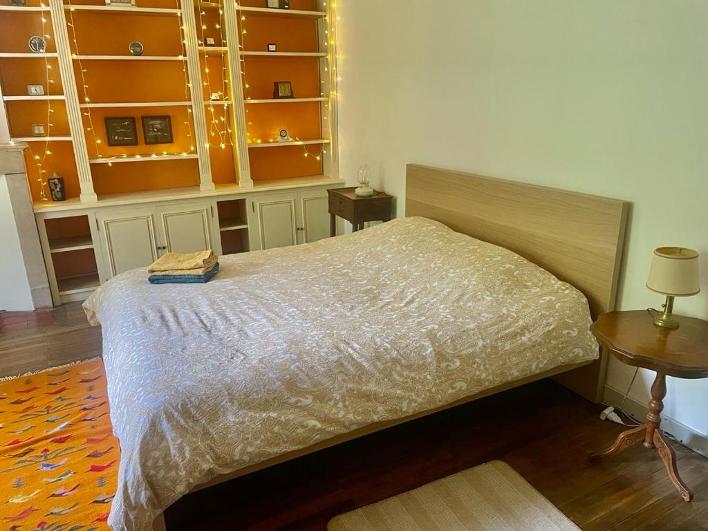 1 dormitorio con 1 cama, mesa y armarios en Chez Katia en Semur-en-Auxois
