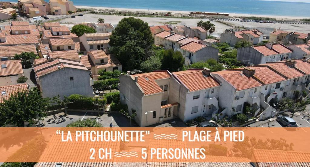 - une vue sur la ville, les maisons et la plage dans l'établissement La pitchounette, à Fleury