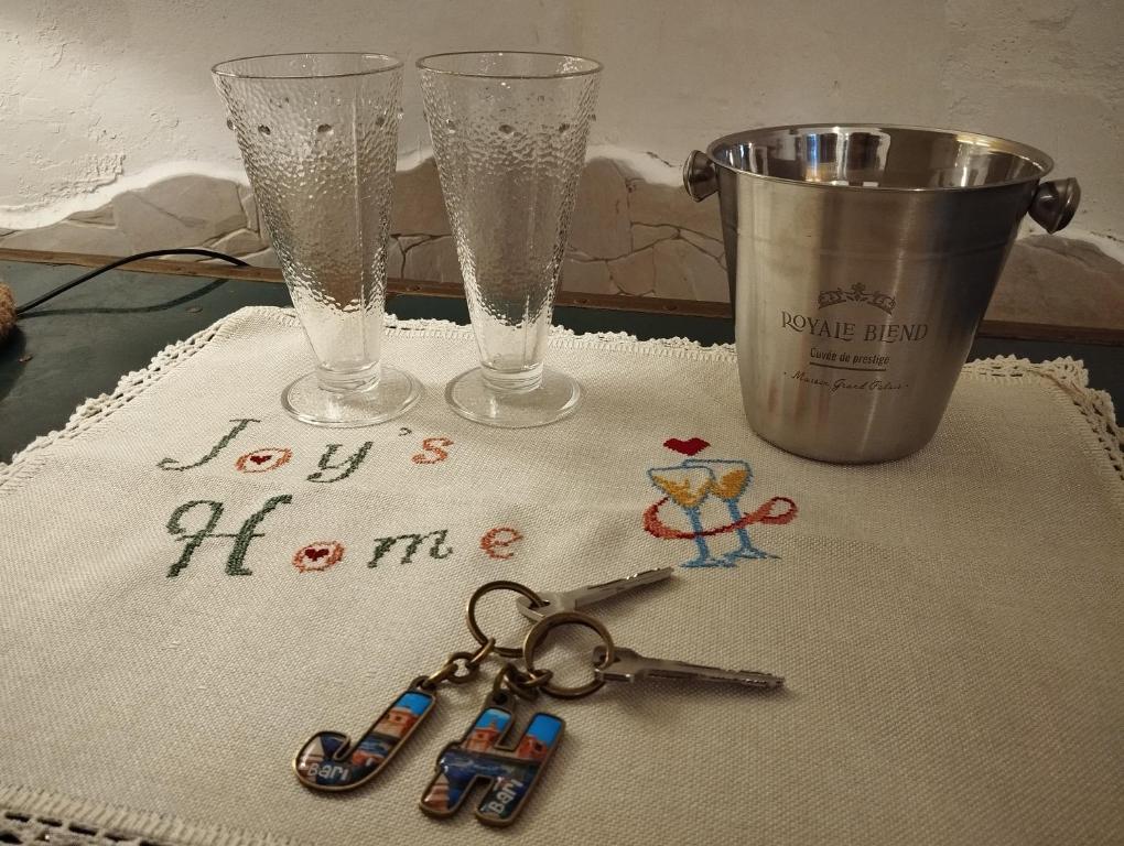 un par de tijeras y dos vasos en una mesa en Joy's Home, en Bari