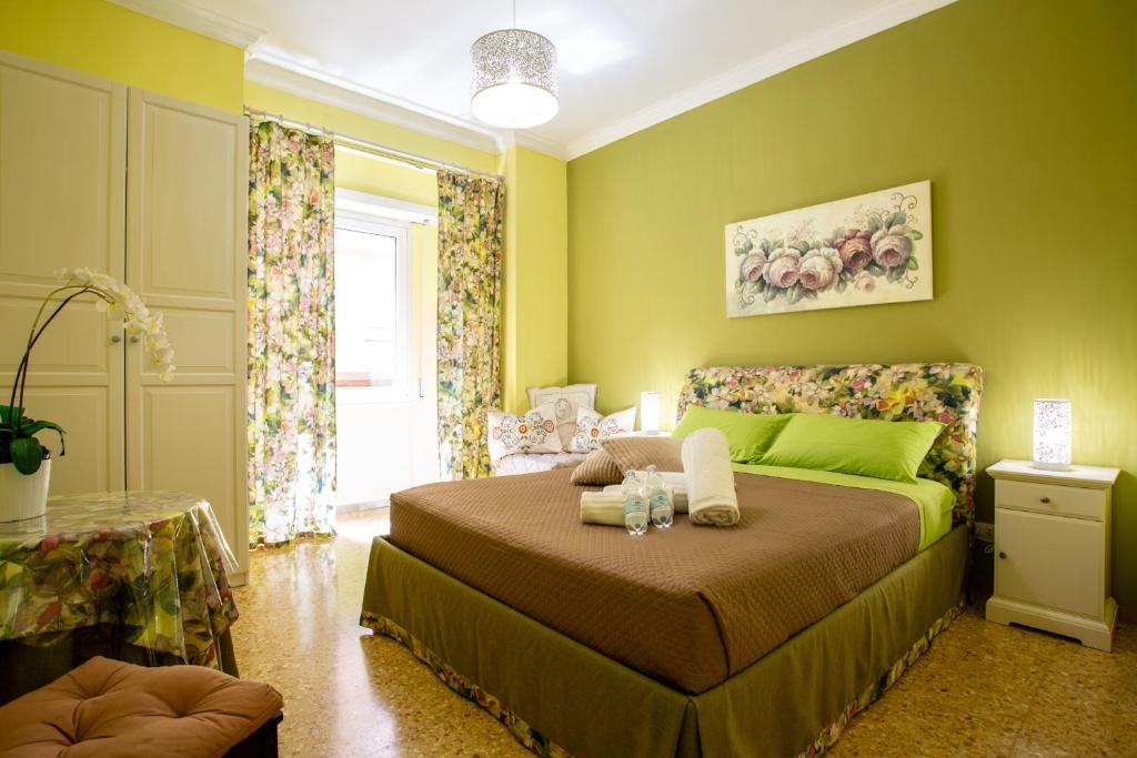 een slaapkamer met een bed met groene muren bij Vatican Station in Rome