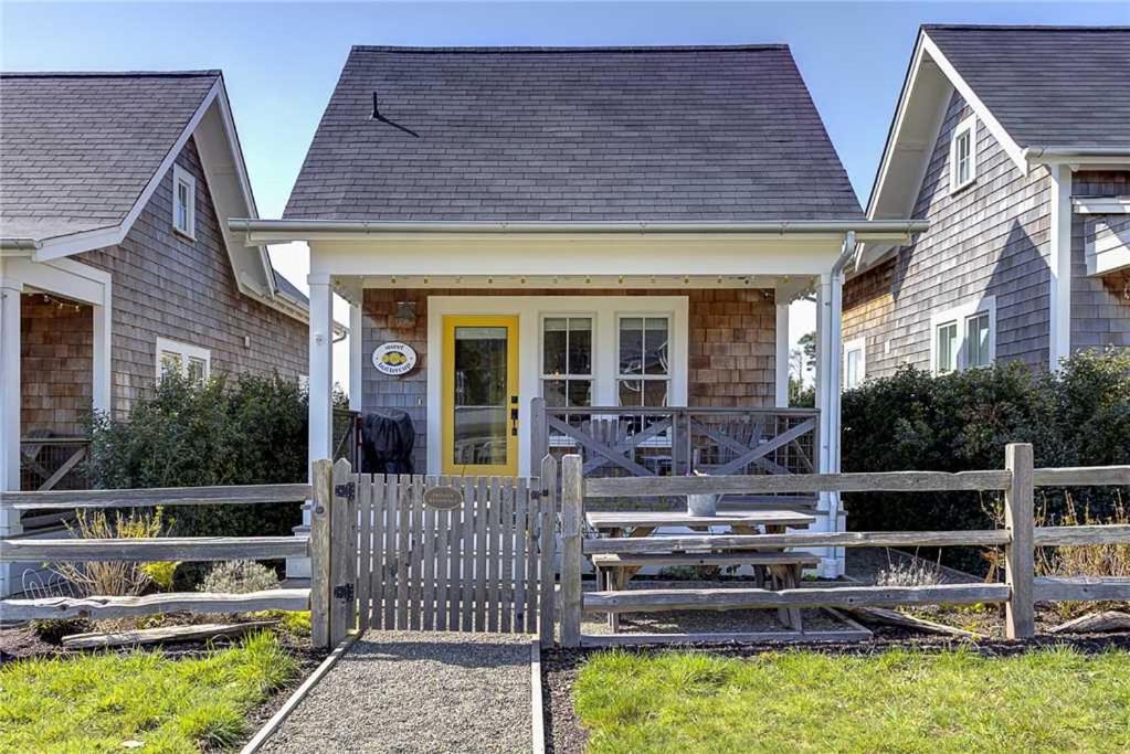 una casa con una valla de madera delante de ella en Sweet Buttercup by Seabrook Hospitality, en Pacific Beach