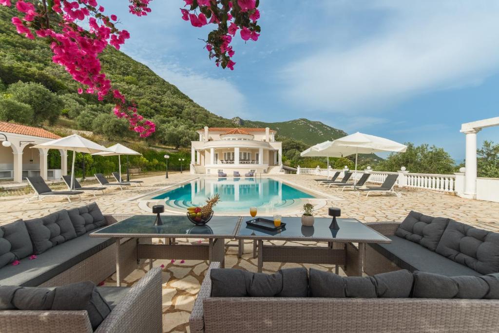 willa z basenem i domem w obiekcie Cecilia Exclusive Villa Corfu w mieście Doukádes