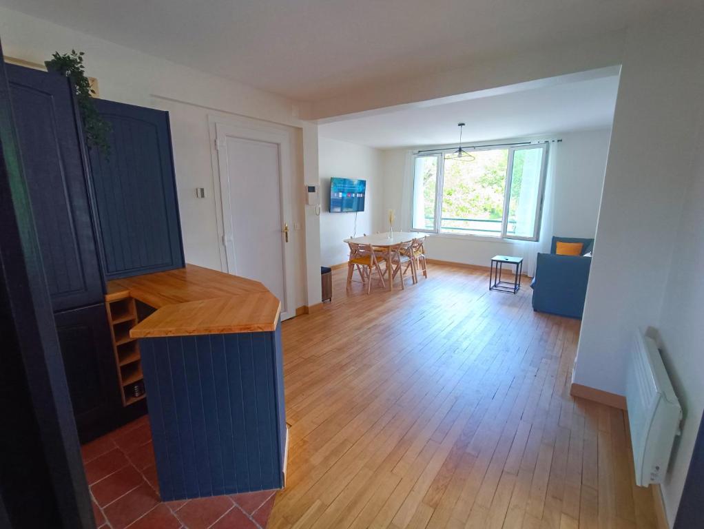 un salon avec une table et une salle à manger dans l'établissement À 5 min à pied de la gare, du tram et des Rives de l'Orne, à Caen