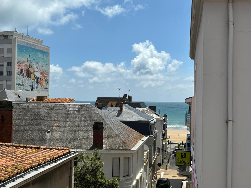 une vue de la plage depuis un immeuble dans l'établissement Studio charmant aux Sables-d'Olonne, près de la plage - FR-1-197-600, à Les Sables-dʼOlonne