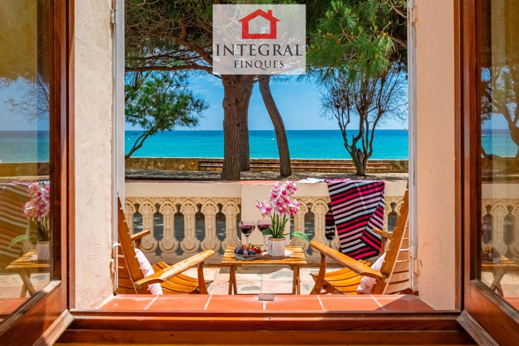 a table and chairs on a balcony with a view of the ocean at Sal de Mar - Casa La Fosca in Palamós