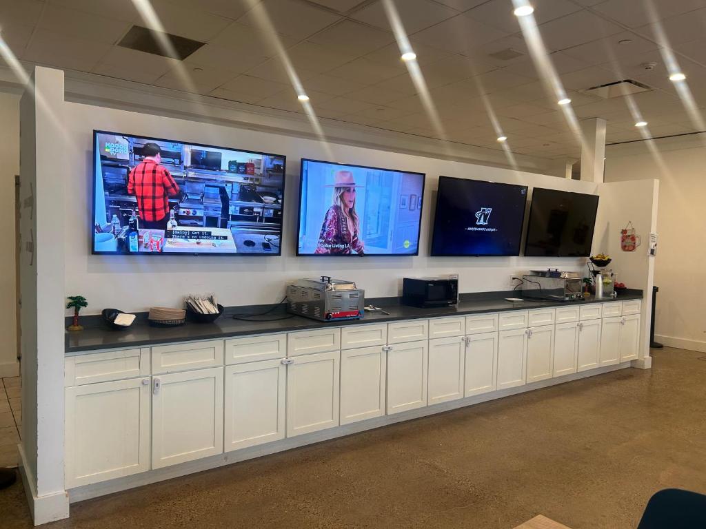TV a/nebo společenská místnost v ubytování Ramada by Wyndham Newark/Wilmington