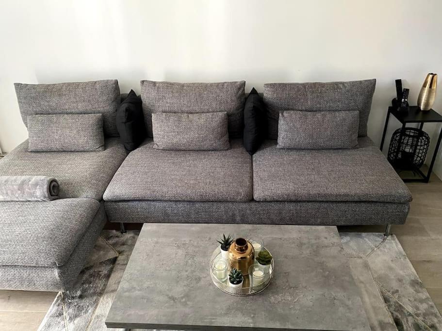 un salon avec un canapé et une table dans l'établissement A cosy 2 bedroom flat, à Villeneuve-la-Garenne