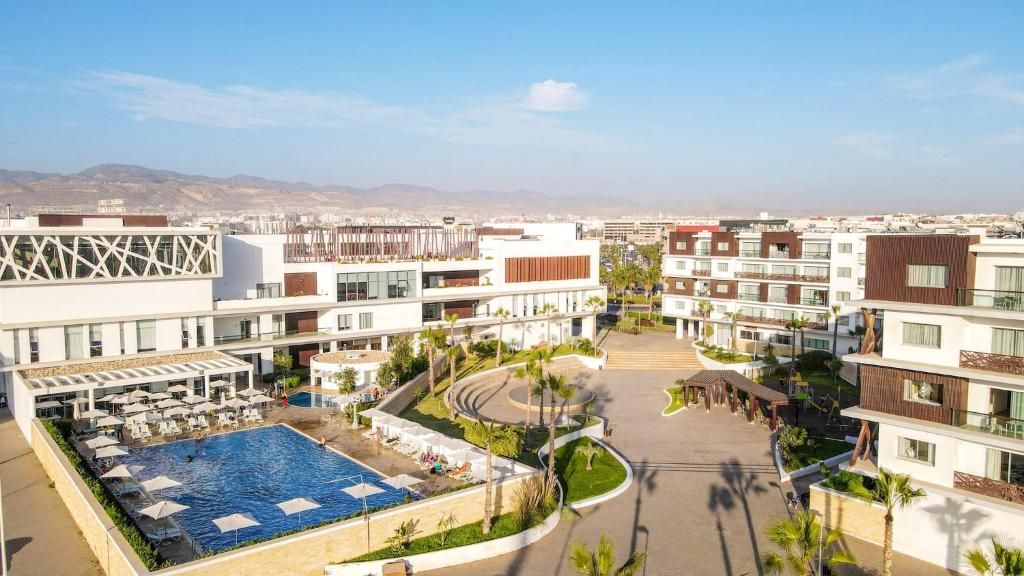 una vista aérea de una ciudad con edificios y una piscina en Zephyr Agadir en Agadir