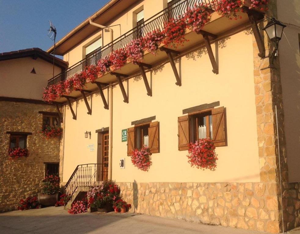 un bâtiment avec des fleurs sur le côté dans l'établissement Casa Rural Aitonaren Etxea, à Urturi