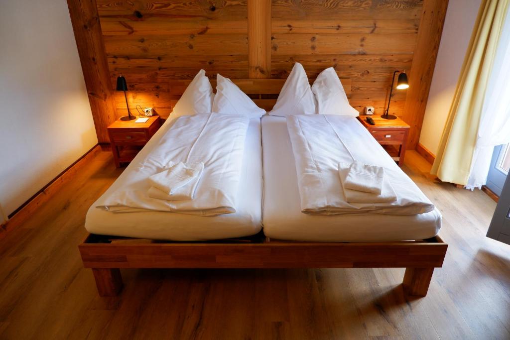 Postel nebo postele na pokoji v ubytování Hotel Christiania Saas-Fee