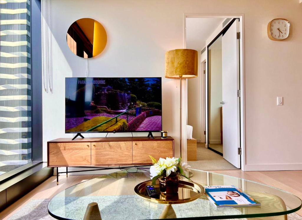 TV a/nebo společenská místnost v ubytování Highrise view 1king1Queen 2baths