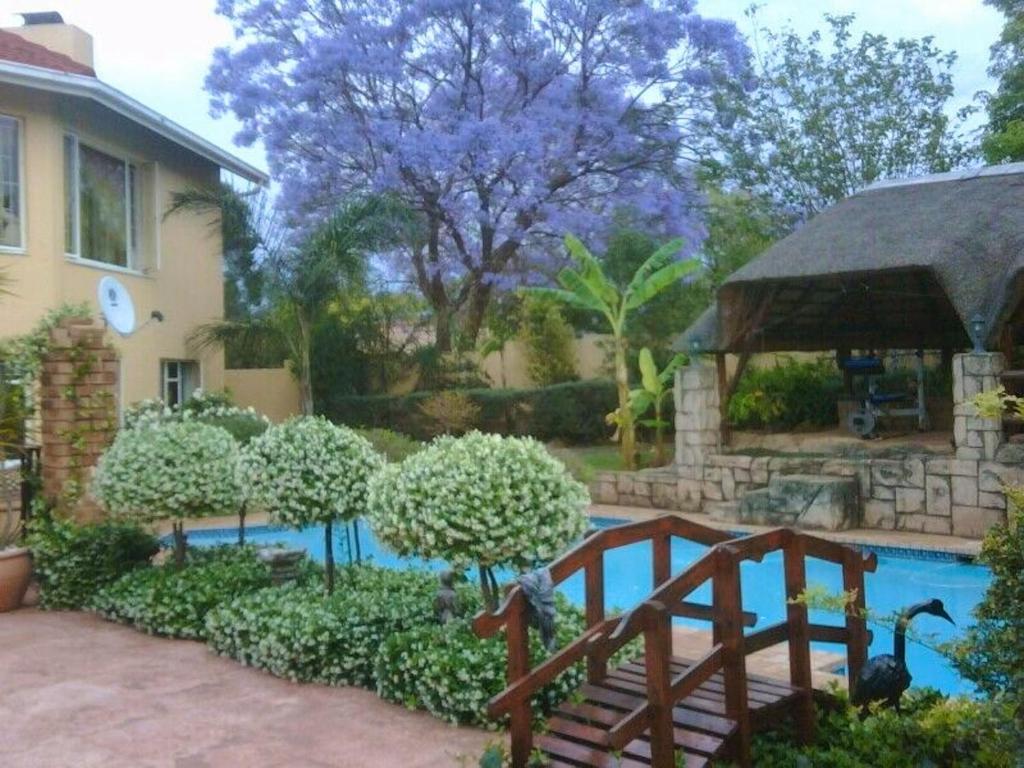 Cottage on Pipers في Sandton: حمام سباحة أمام منزل