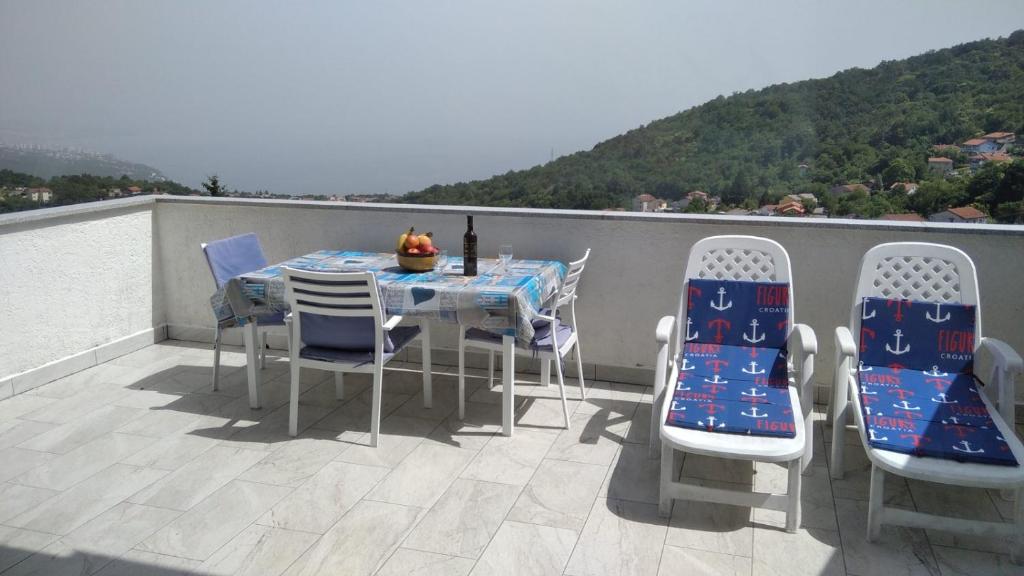 d'une terrasse avec une table et des chaises sur un balcon. dans l'établissement Apartment Miro, à Matulji