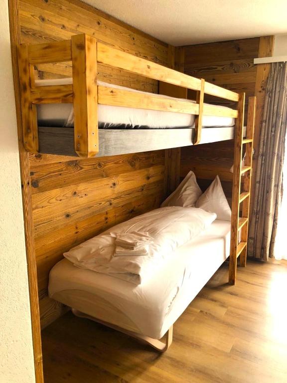 Postel nebo postele na pokoji v ubytování Hotel Christiania Saas-Fee