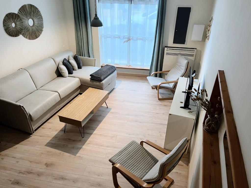 un salon avec un canapé et une table dans l'établissement Casa, à Sète