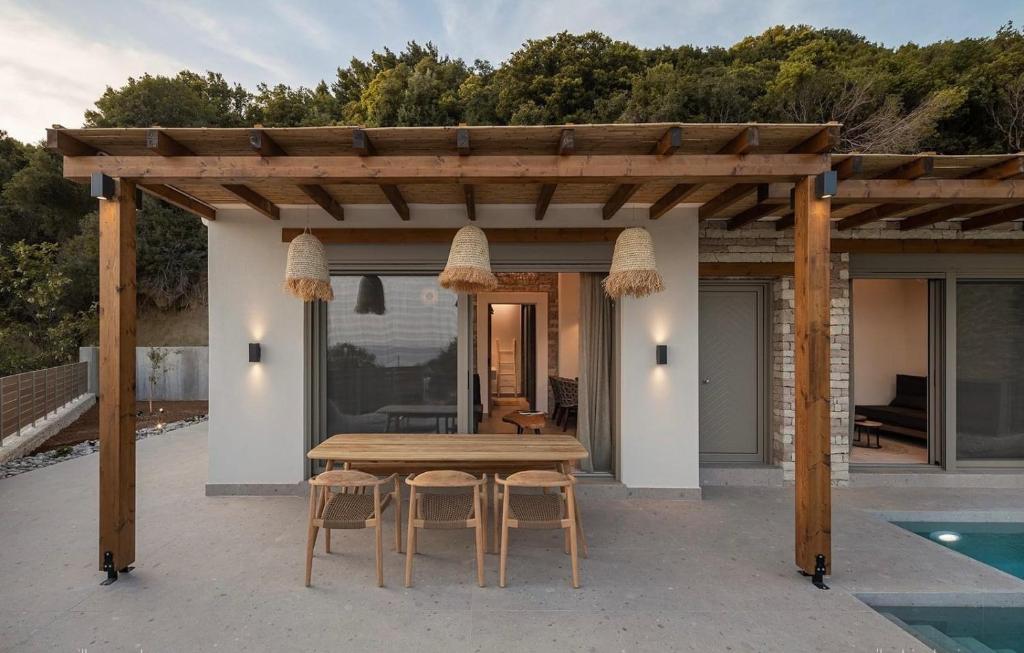 Bazén v ubytování Villa Vrachos luxury Living nebo v jeho okolí