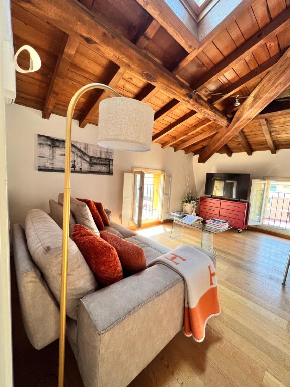 モデナにあるTintoretto 15のソファとランプのあるリビングルーム