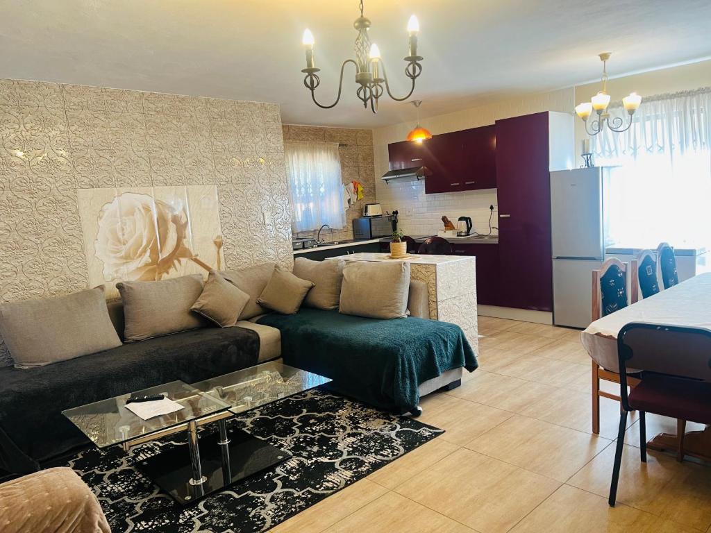 ein Wohnzimmer mit einem Sofa und einer Küche in der Unterkunft Elegant84 in Johannesburg