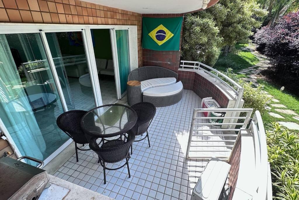 Balkon lub taras w obiekcie Apartamento 2 suítes em frente praia de camboinhas