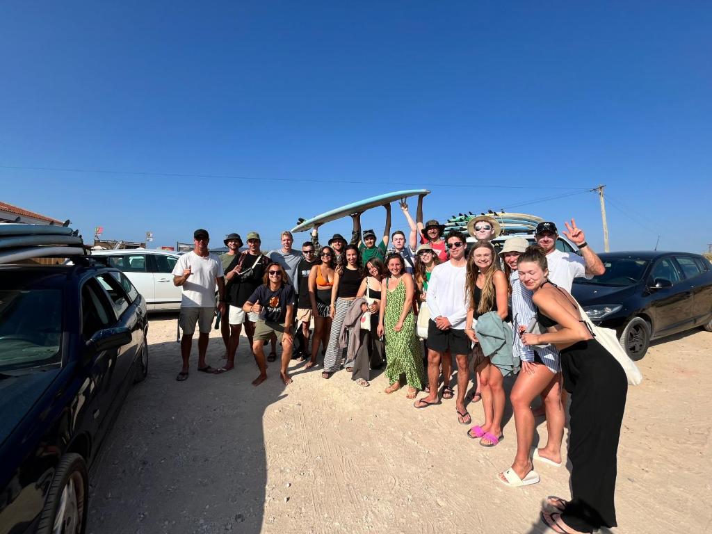 um grupo de pessoas em pé na frente de um carro em Peniche Surf Lodge 1 em Peniche