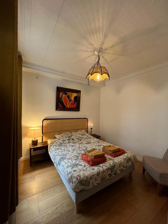 パリにあるChambres jardin des plantes pantheonの枕が2つ置かれたベッドのある寝室