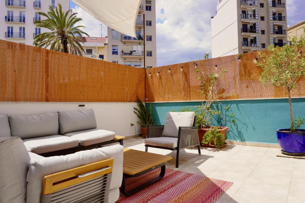 un patio con sofá, mesa y sillas en RW Casita, en Valencia