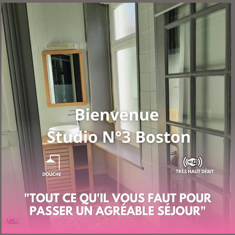 un panneau sur le côté d'une fenêtre d'un bâtiment dans l'établissement Studio N°3 Boston Conciergerie Leroy, à Boulogne-sur-Mer