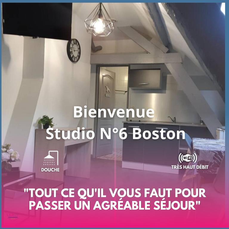 une affiche d'une chambre avec une horloge sur le mur dans l'établissement Studio N°6 Boston Conciergerie Leroy, à Boulogne-sur-Mer