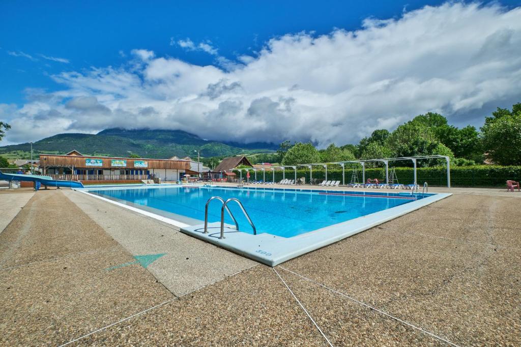 une grande piscine dans un complexe dans l'établissement Mobil Home 4 personnes 202, à Mens