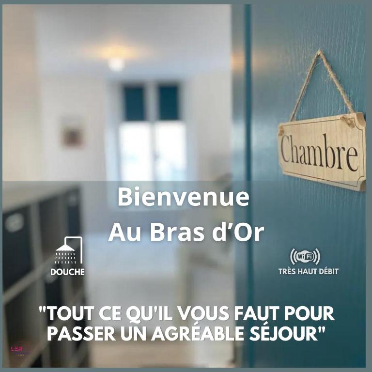 un panneau sur la porte d'une pièce avec une porte vitrée dans l'établissement Au Bras d'Or Conciergerie Leroy, à Boulogne-sur-Mer
