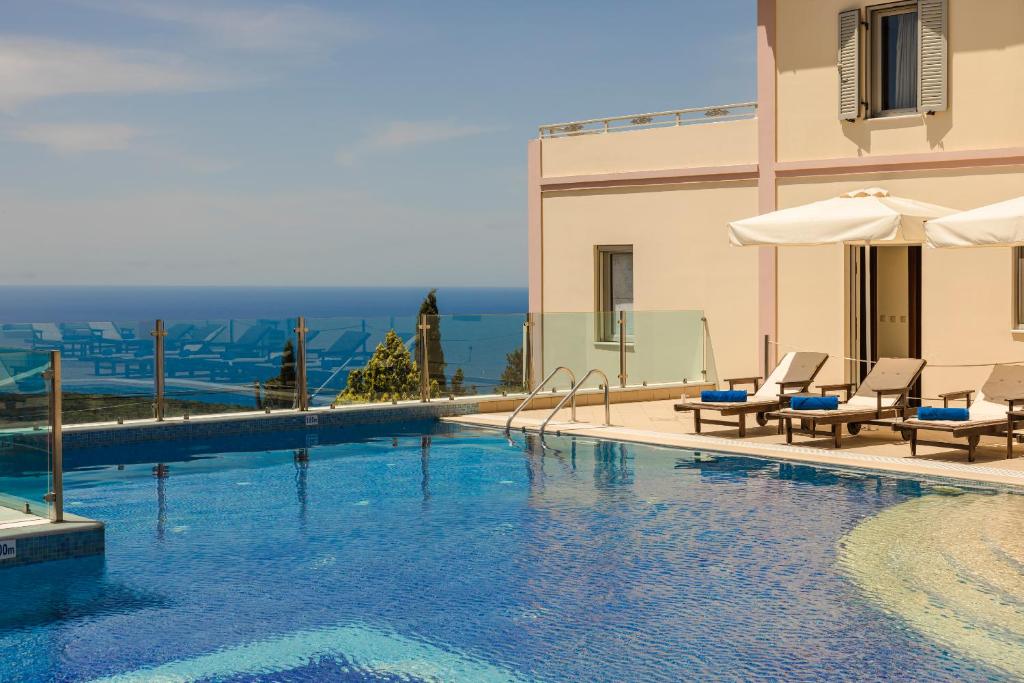 Bazén v ubytování Belle View Hotel - Sea View & Sunset nebo v jeho okolí
