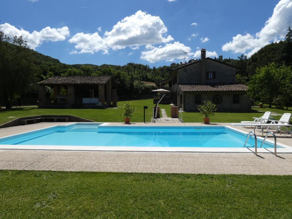 uma piscina no quintal de uma casa em Scappo in Umbria, Casale Piccino em Collicello