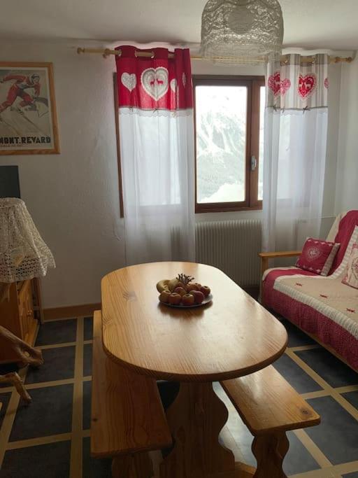 un salon avec une table et un canapé dans l'établissement T2 orcières merlette vue montagne, à Orcières