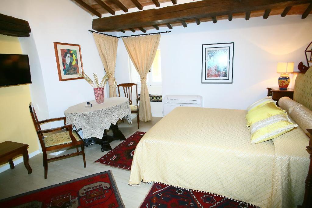 sypialnia z dużym łóżkiem i stołem w obiekcie B&b Porta Nuova w mieście Todi