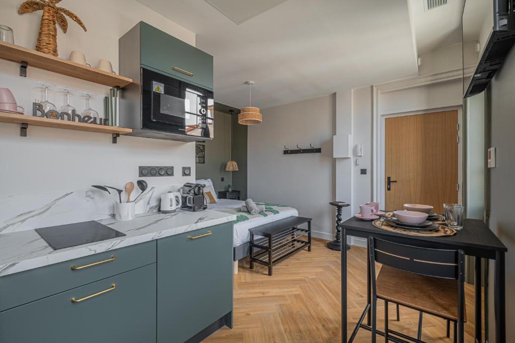 Kuchyň nebo kuchyňský kout v ubytování Le Félix Appart'Hotel, centre ville Romans-sur-Isère