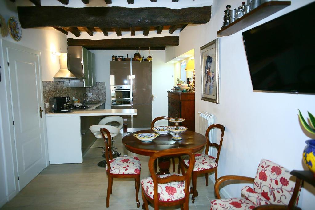 kuchnia i jadalnia ze stołem i krzesłami w obiekcie B&b Porta Nuova w mieście Todi