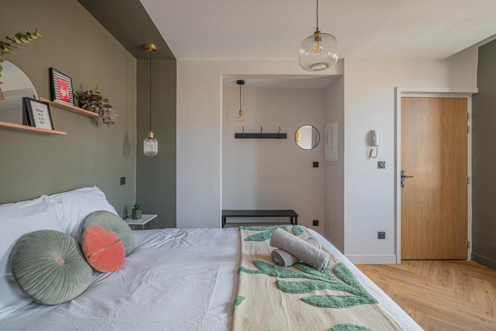 Postel nebo postele na pokoji v ubytování Le Félix Appart'Hotel, centre ville Romans-sur-Isère