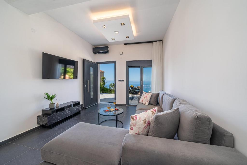 TV a/nebo společenská místnost v ubytování PNOẼ Luxury Apartments