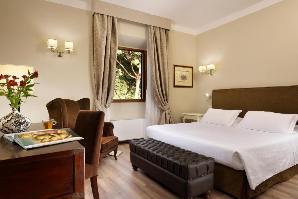 Postel nebo postele na pokoji v ubytování FH55 Hotel Villa Fiesole