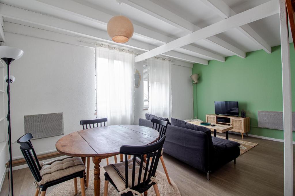 un salon avec une table et un canapé dans l'établissement Duplex Centre de Metz, 2 chambres, à Metz