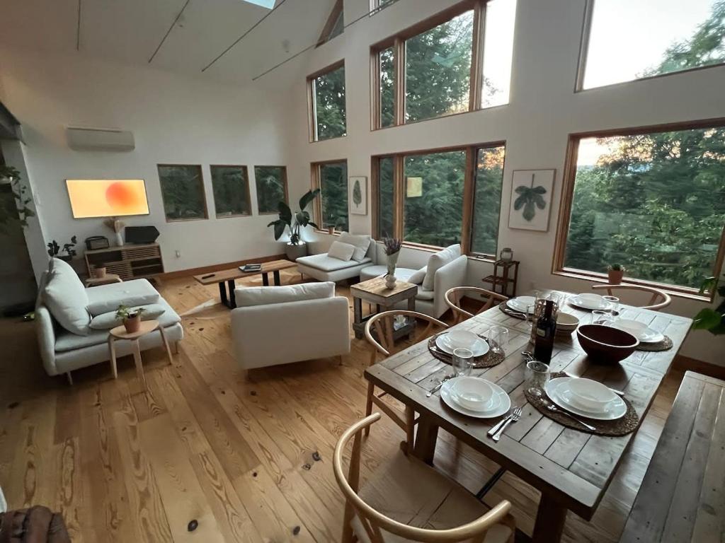 Serene A-frame Chalet with oasis views, Bartonsville (updated prices 2024)