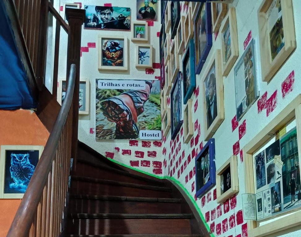 una escalera en un edificio con cuadros en la pared en Hostel Trilhas e Rotas - a 150m da Avenida Paulista en São Paulo