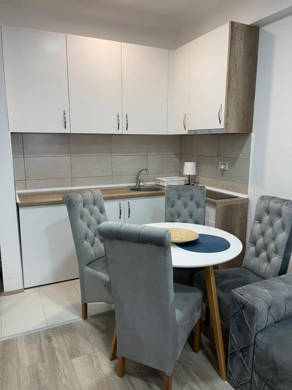 Kuchyň nebo kuchyňský kout v ubytování Apartman 44 Jagodina Akva park