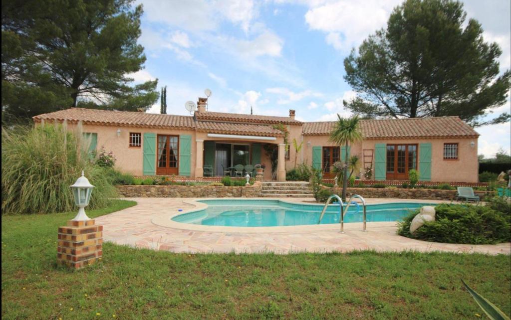une maison avec une piscine dans la cour dans l'établissement Villa Chouette - Havre de paix dans le Var, à Salernes