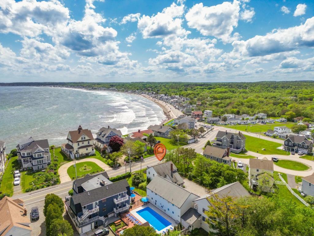 z góry widok na plażę z domkami i apartamentami w obiekcie The Lighthouse Inn & Suites w mieście York Beach