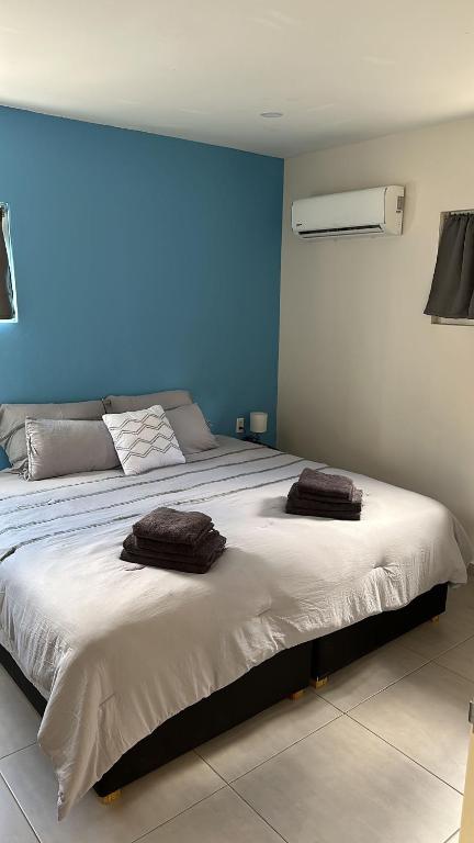 Postel nebo postele na pokoji v ubytování Windmill Apartments Curacao