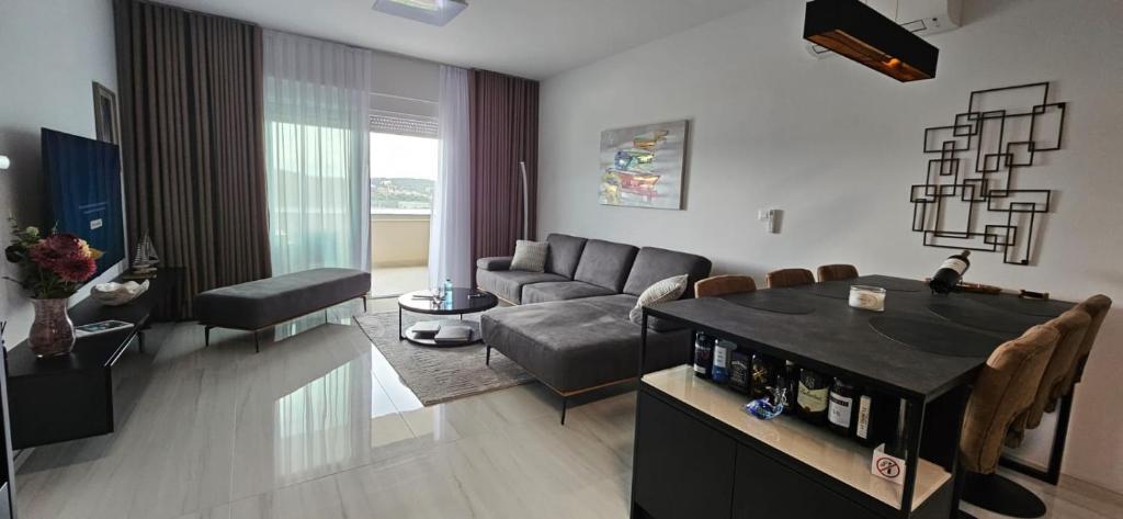 een woonkamer met een bank en een tafel bij Dii Luxury Apartments in Trogir