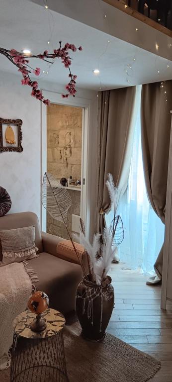 salon z kanapą i stołem w obiekcie Palazzo Emy w mieście Lecce