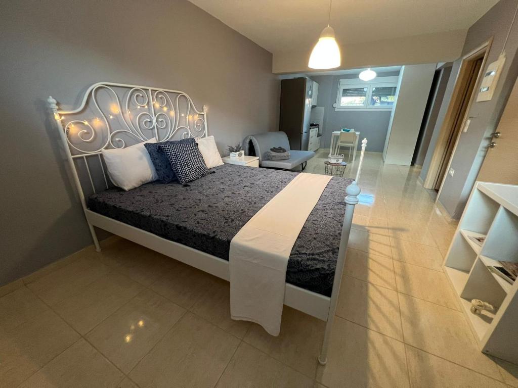 sypialnia z dużym łóżkiem z metalowym zagłówkiem w obiekcie Studio Odysseus w mieście Nikiti