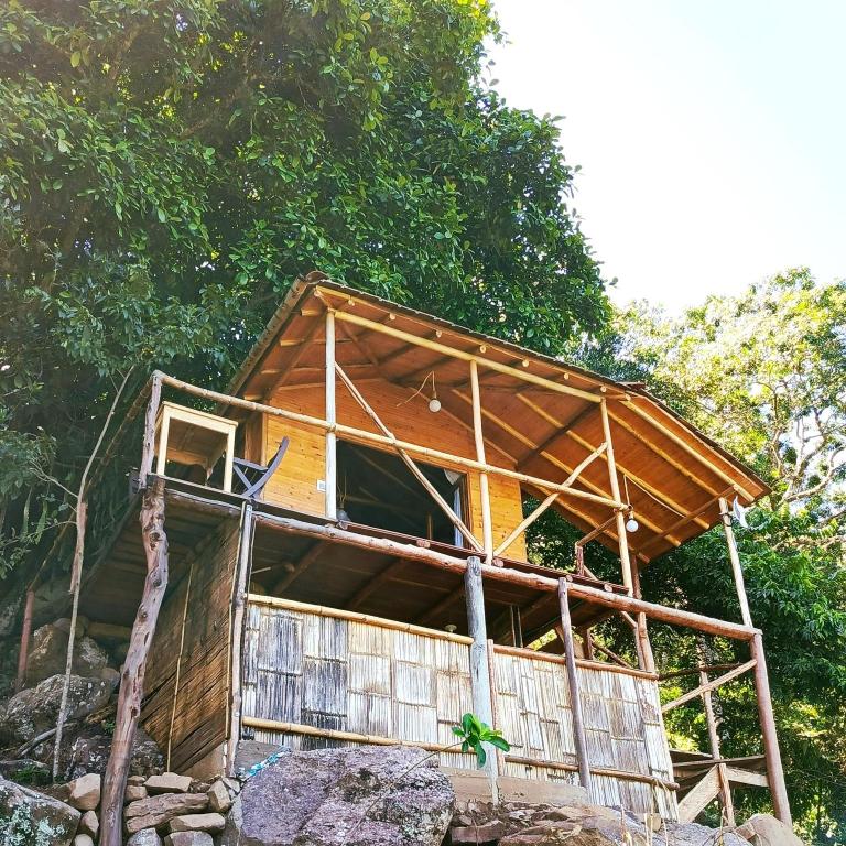 una casa siendo construida sobre algunas rocas en El Pedregal, en Aratoca